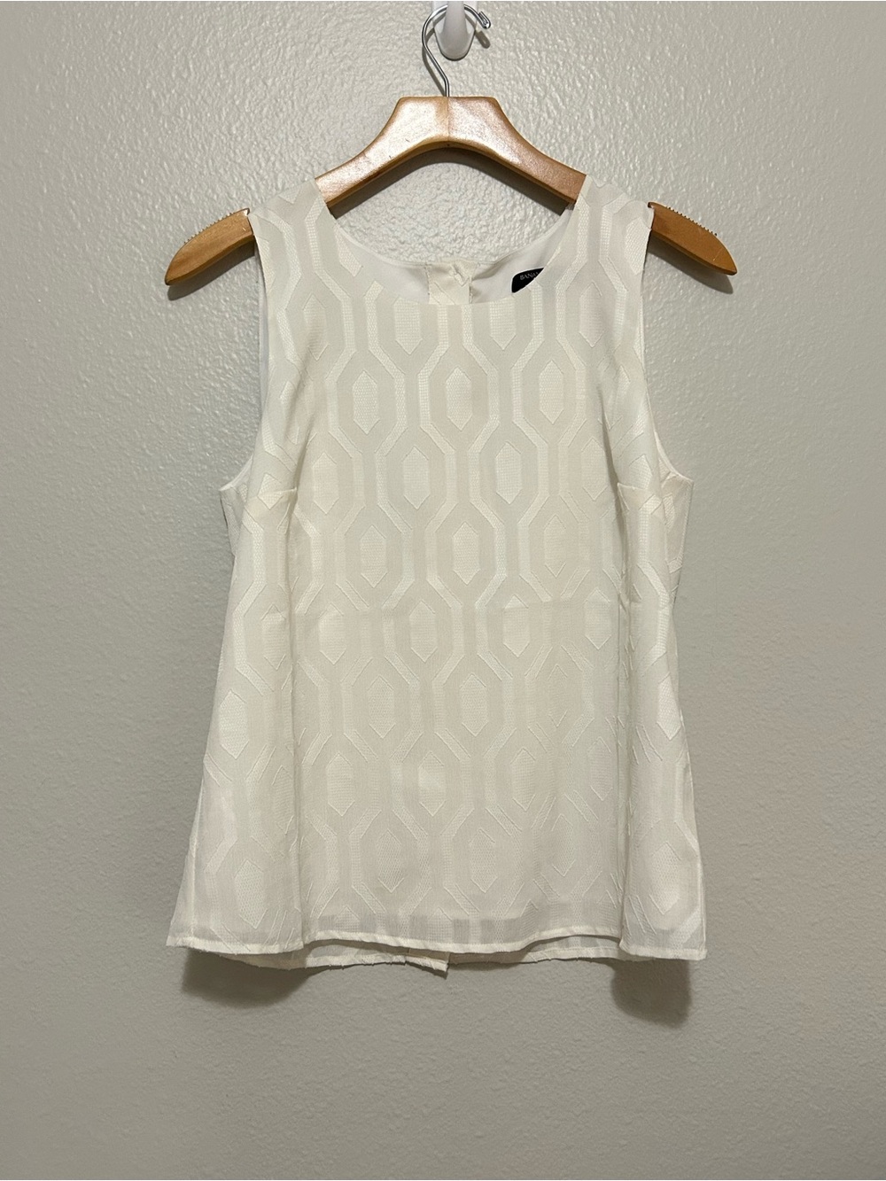 Banana Republic Sleeveless Cream Geometric-Texture Top - Size S